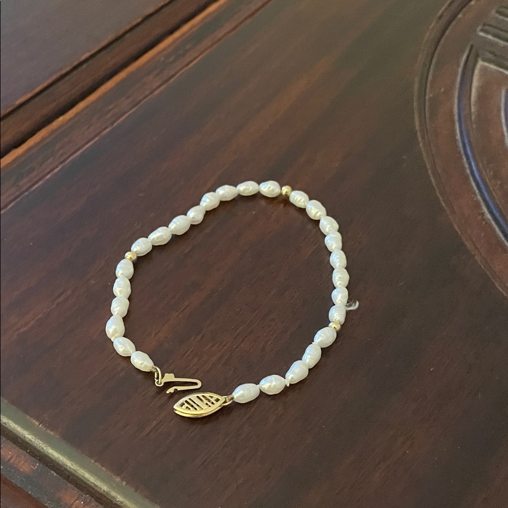 Elegant Pearl Bracelet with Gold Accents